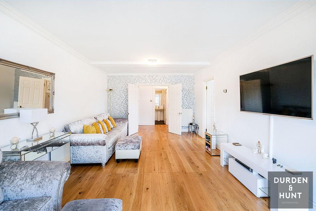 Forest Heights, Buckhurst Hill, IG9 2 bed apartment £400,000