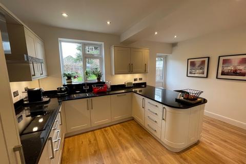 8 Warren Drive, Ruislip, HA4 9RD