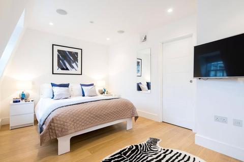 3 bedroom mews to rent - Brick Street, Mayfair, London