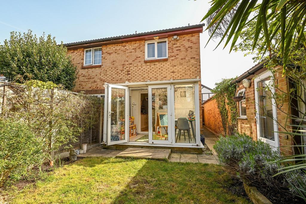 Telford Drive, WaltononThames, KT12 2 bed end of terrace house £415,000