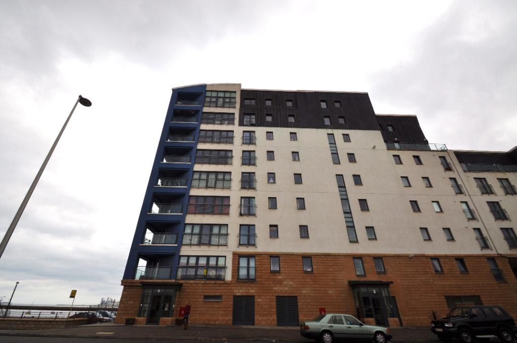 Lochinvar Drive, Granton, Edinburgh, EH5 2 bed flat £1,050 pcm (£242 pw)