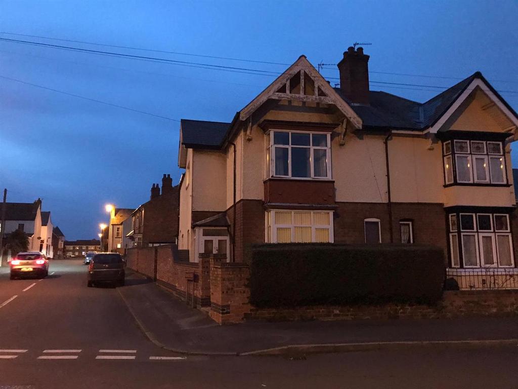 Temple Road, Willenhall 3 bed end of terrace house £775 pcm (£179 pw)