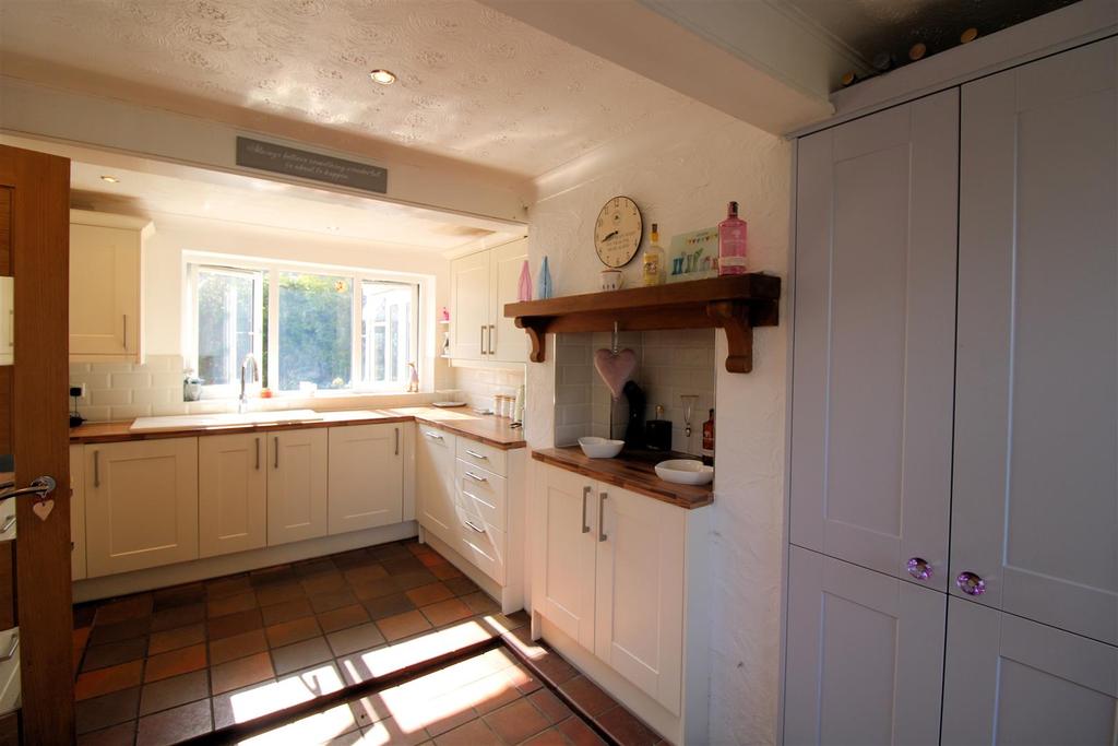 Kitchen 2.JPG