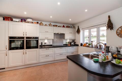 10 Tarka Way, Crediton, EX17 3FG