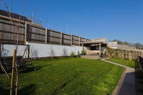 10 Tarka Way, Crediton, EX17 3FG
