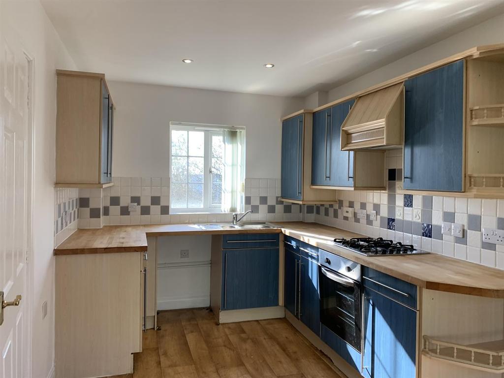 Chyvelah Vale, Gloweth, Truro TR1 3 bed semidetached house £1,100