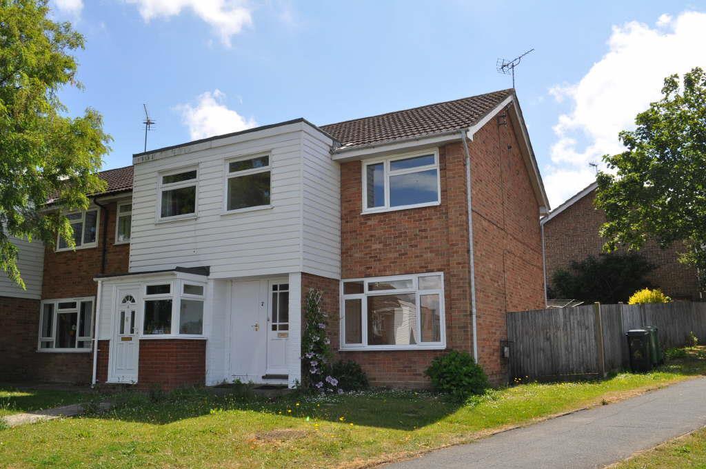 Aspen Road, Hampden Park, Eastbourne 3 bed end of terrace house £
