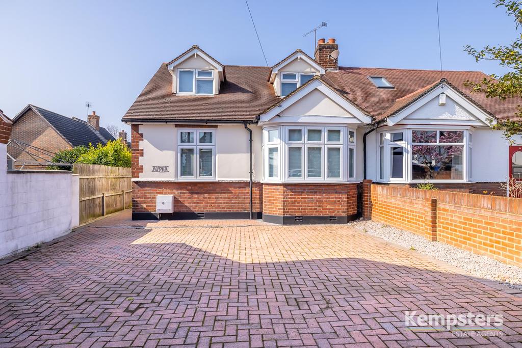 Meesons Lane, Grays 4 bed semidetached house £500,000