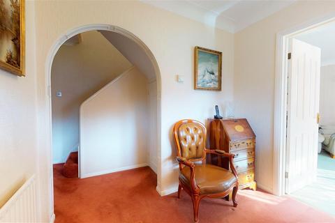 4 The Beacons, Loughton, IG10 2SQ