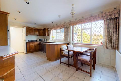 4 The Beacons, Loughton, IG10 2SQ