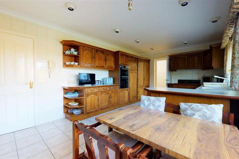 4 The Beacons, Loughton, IG10 2SQ