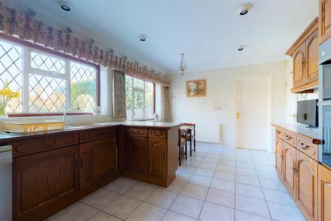 4 The Beacons, Loughton, IG10 2SQ