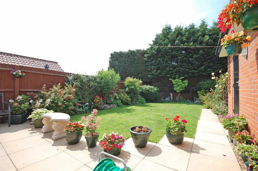 Main Road, Great Leighs, Chelmsford 4 bed terraced house for sale £