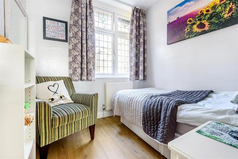49 Maple Road, Surbiton, KT6 4AF