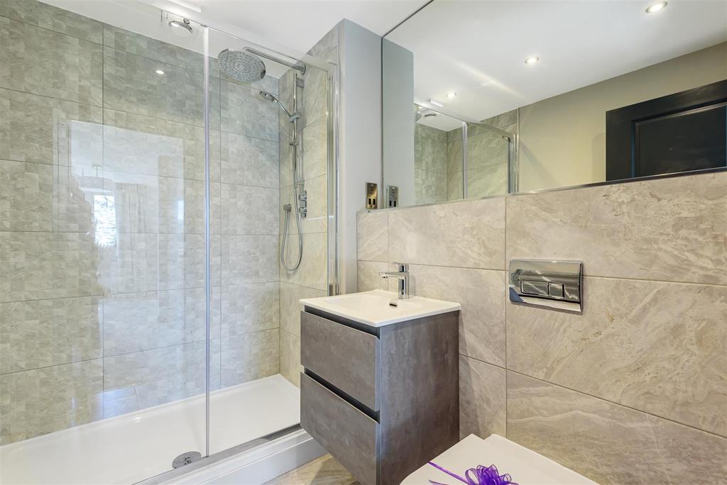 Ensuite Shower Room (Bed 1)