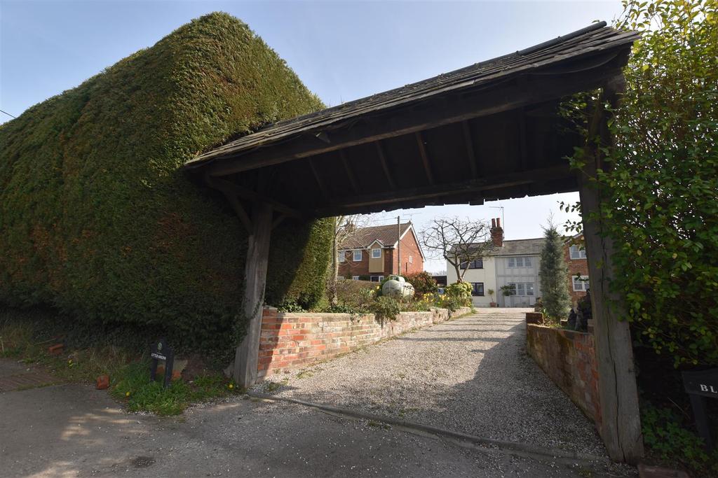 Loves Green, Highwood, Chelmsford 2 bed cottage £350,000