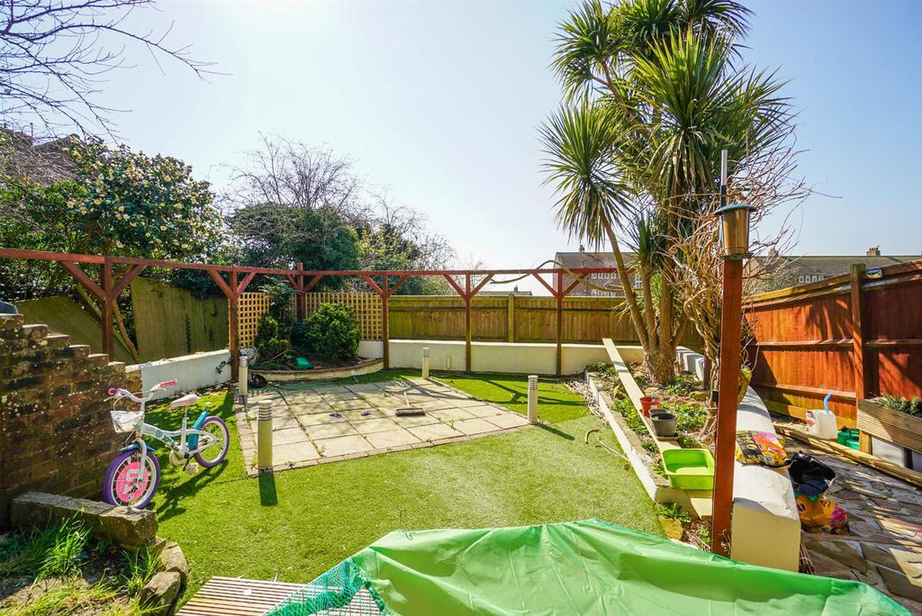 Ditchling Drive, Hastings 3 bed end of terrace house £260,000