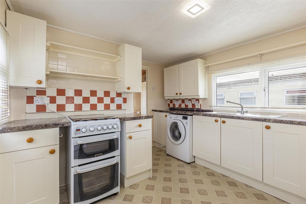 2 Rose Park Rowtown, Addlestone, KT15 1 HN - 4.jpg