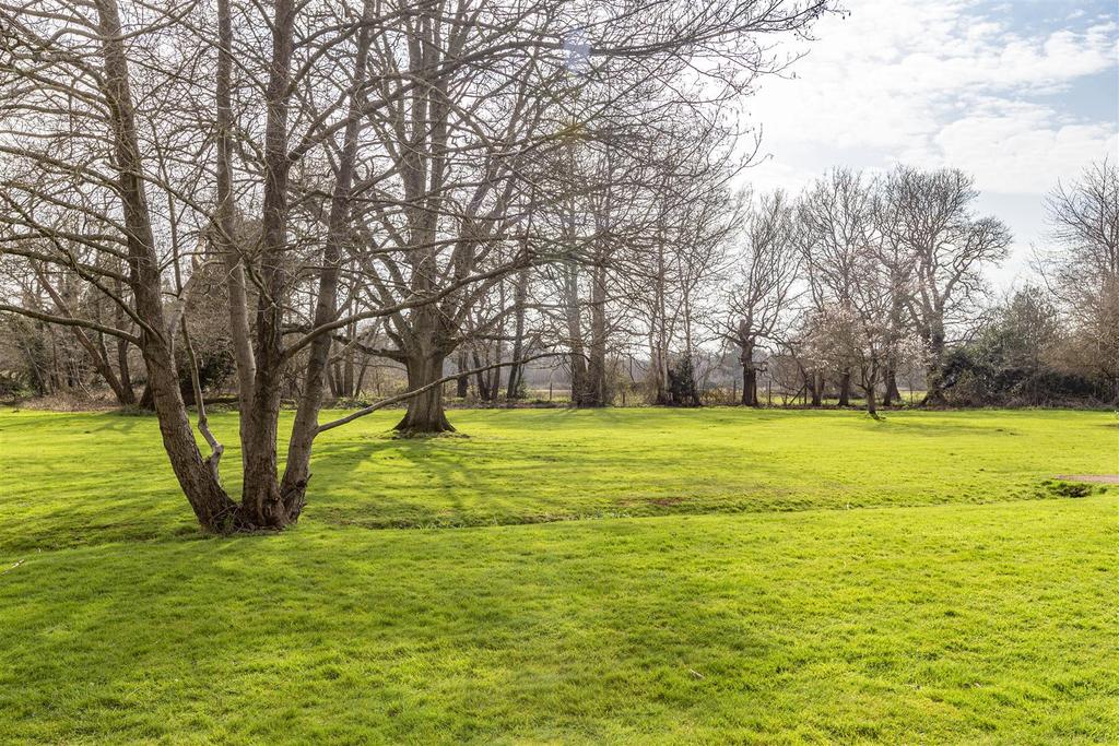 45 Rose Park, Row Town, KT15 1 HN - 5.jpg