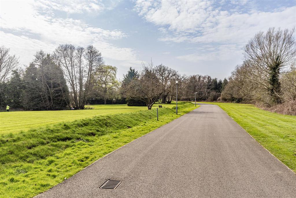 45 Rose Park, Row Town, KT15 1 HN - 2.jpg