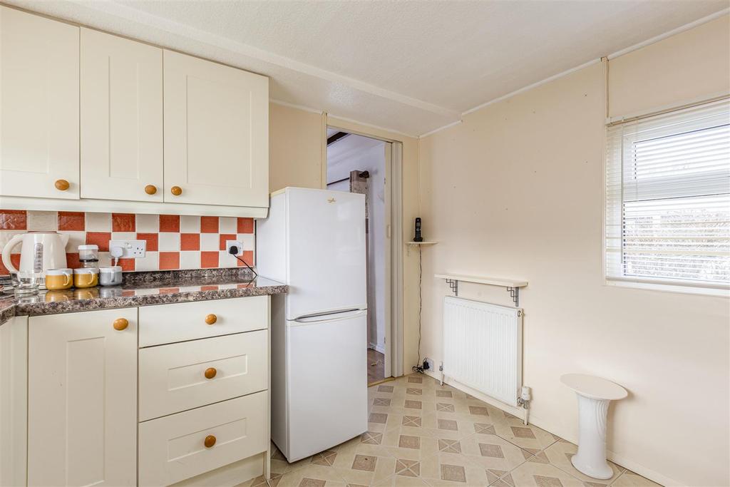 2 Rose Park Rowtown, Addlestone, KT15 1 HN - 5.jpg