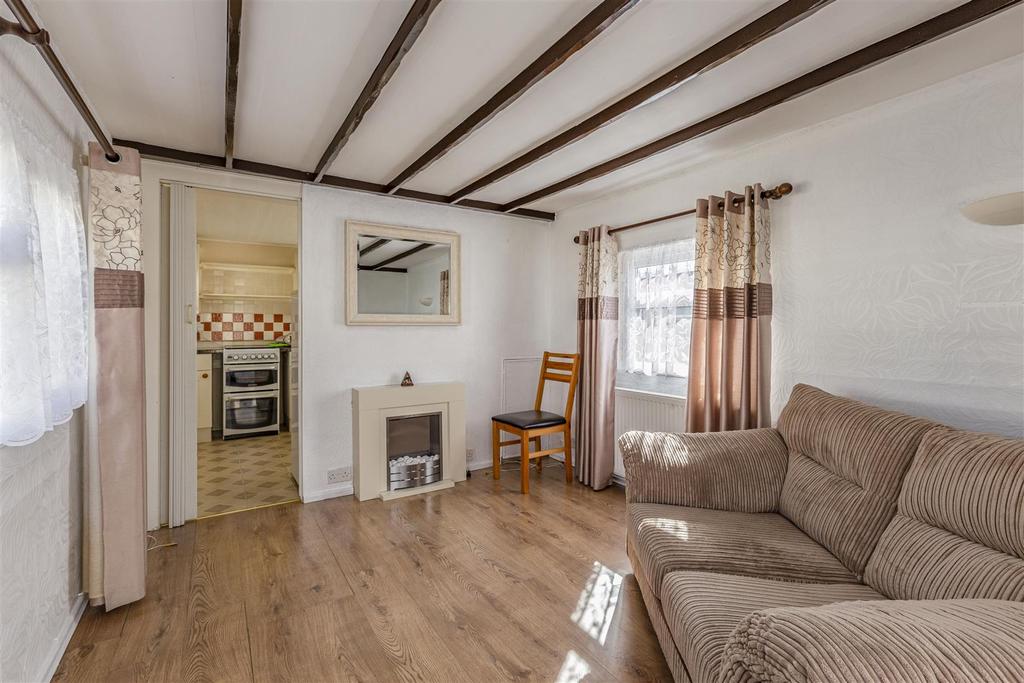 2 Rose Park Rowtown, Addlestone, KT15 1 HN - 3.jpg