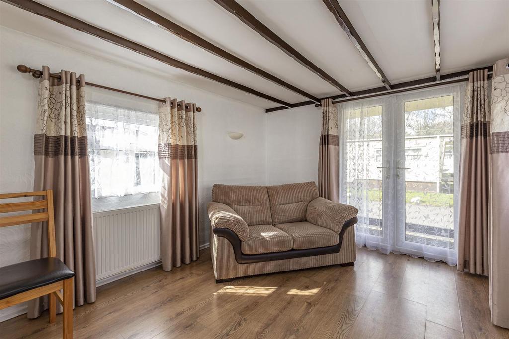 2 Rose Park Rowtown, Addlestone, KT15 1 HN - 2.jpg