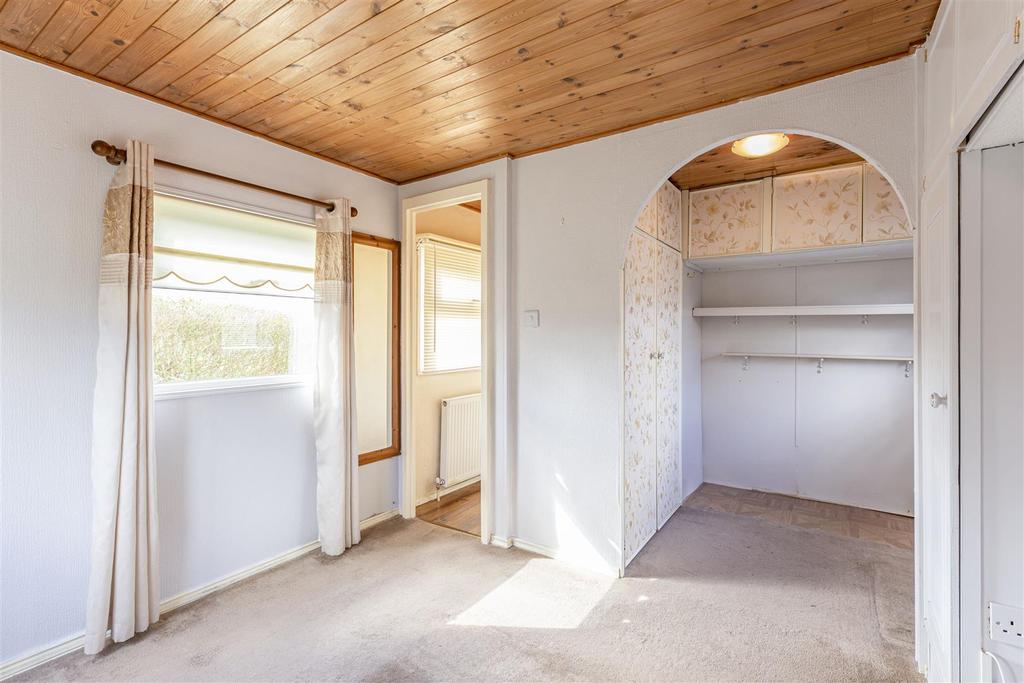 2 Rose Park Rowtown, Addlestone, KT15 1 HN - 8.jpg