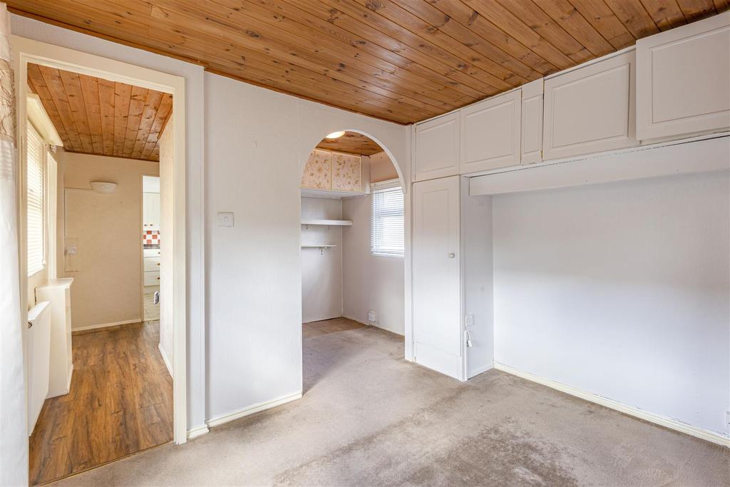2 Rose Park Rowtown, Addlestone, KT15 1 HN - 7.jpg