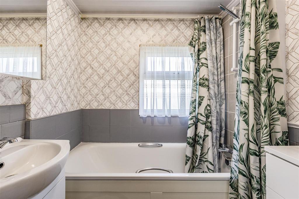 2 Rose Park Rowtown, Addlestone, KT15 1 HN - 6.jpg