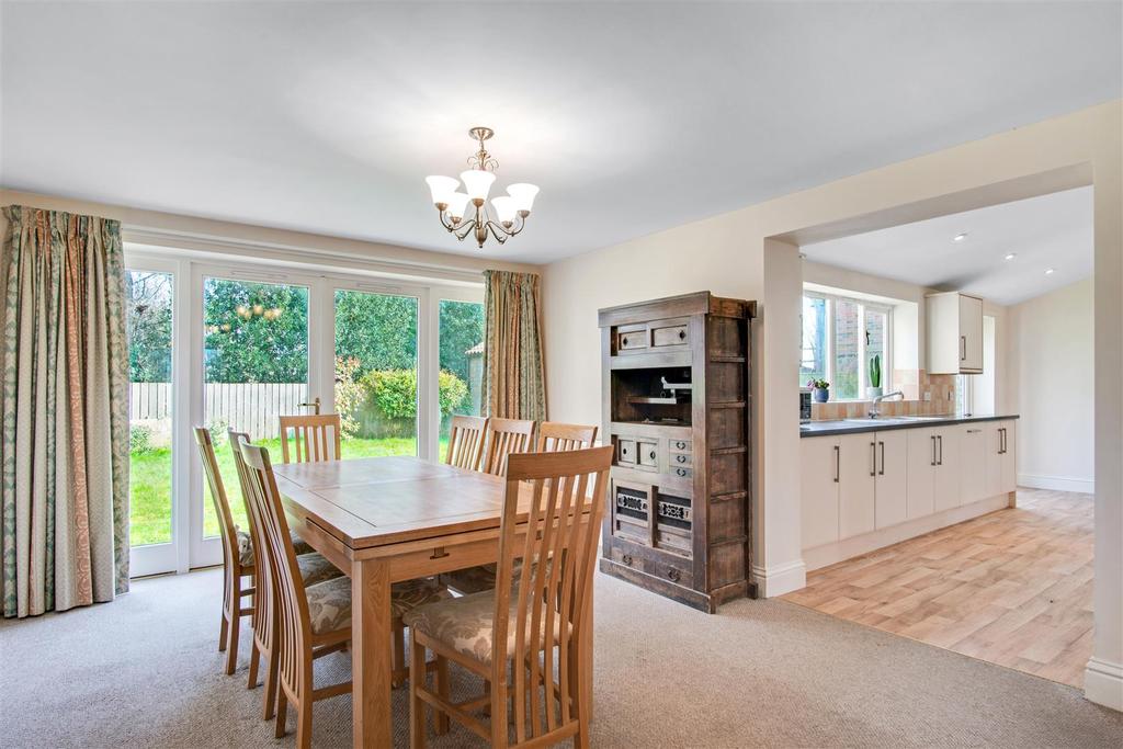 Sitting room/dining room