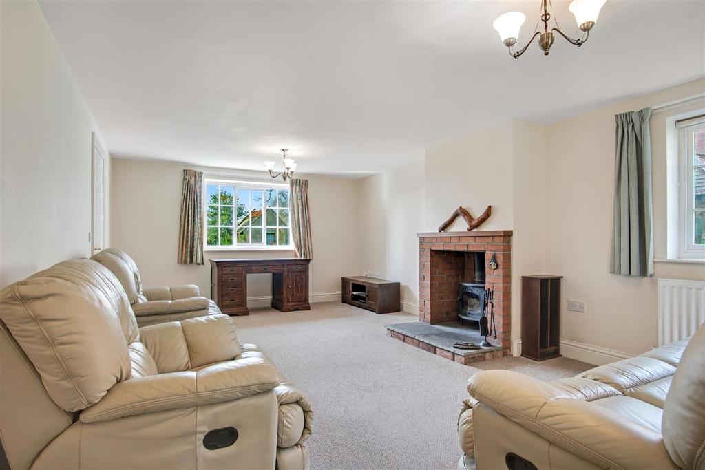 Sitting room/dining room