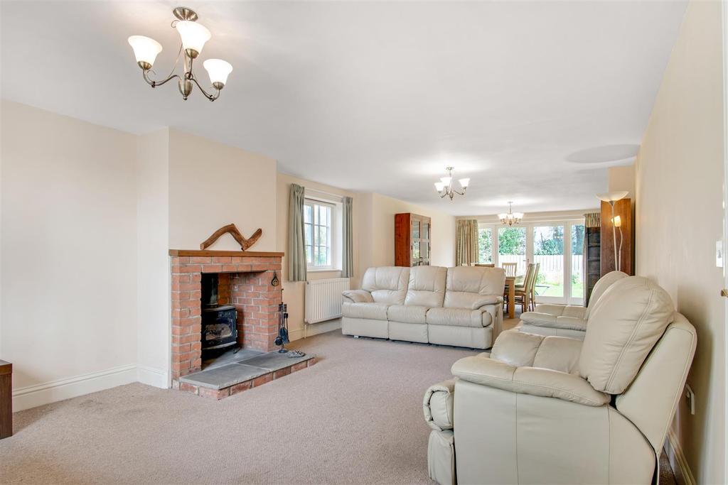 Sitting room/dining room
