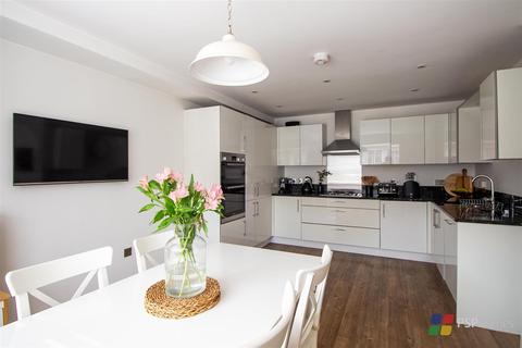 13 Renfields, Haywards Heath, RH16 4TG