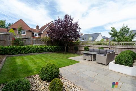13 Renfields, Haywards Heath, RH16 4TG