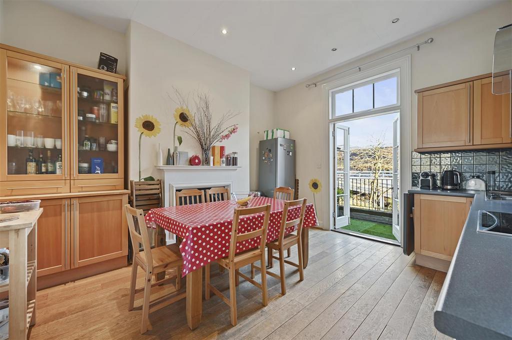 Hammersmith Grove, London W6 3 bed flat £1,250,000