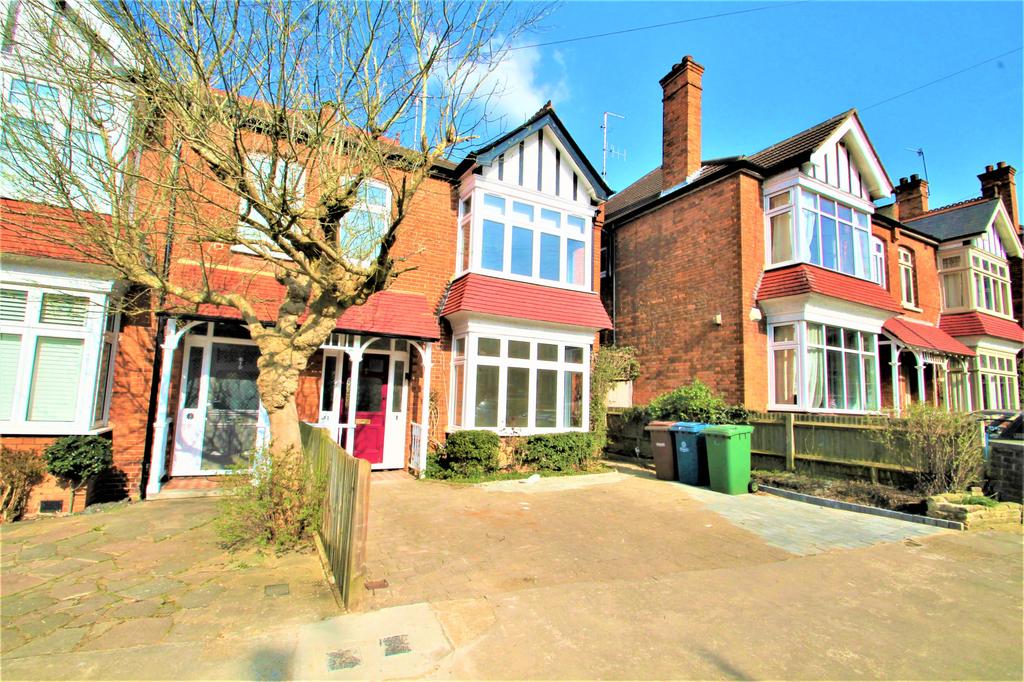 Whitehall Road, Harrow, HA1 4 bed semidetached house £2,950 pcm (£