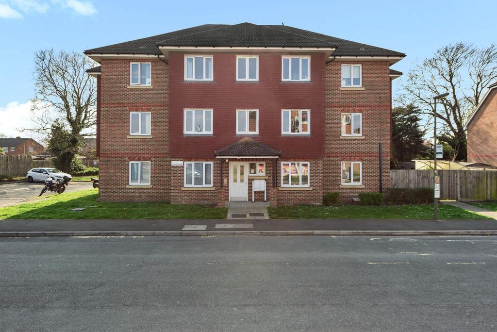 Oakbank Avenue, WaltonOnThames, KT12 2 bed flat £310,000