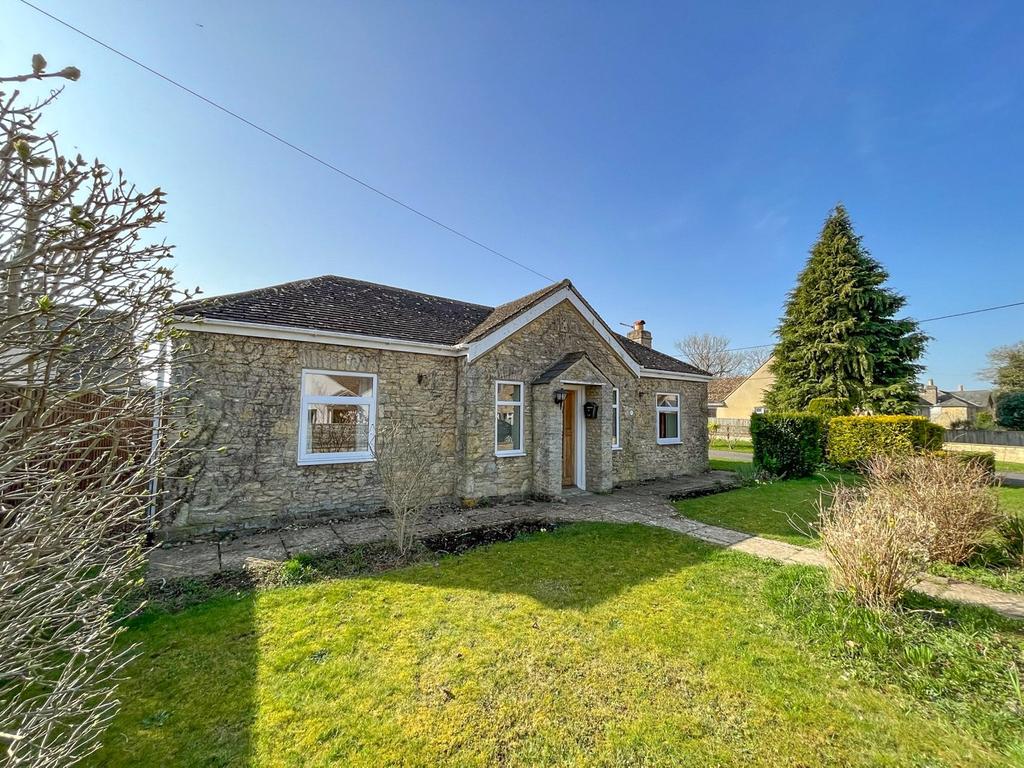 Upper Crescent, Minster Lovell... 3 bed bungalow £1,250 pcm (£288 pw)