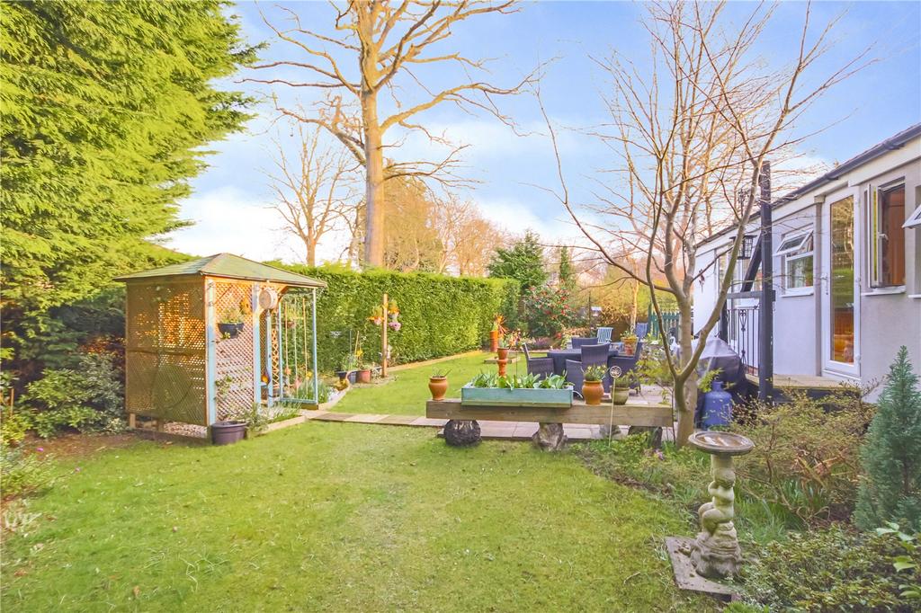 Forest Way, Warfield Park, Bracknell, RG42 2 bed park home £300,000