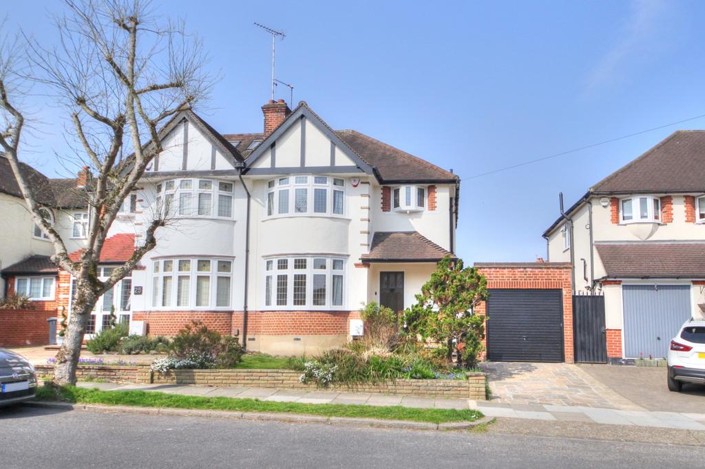 Stone Hall Road, Winchmore Hill, N21 3 bed semidetached house £2,750