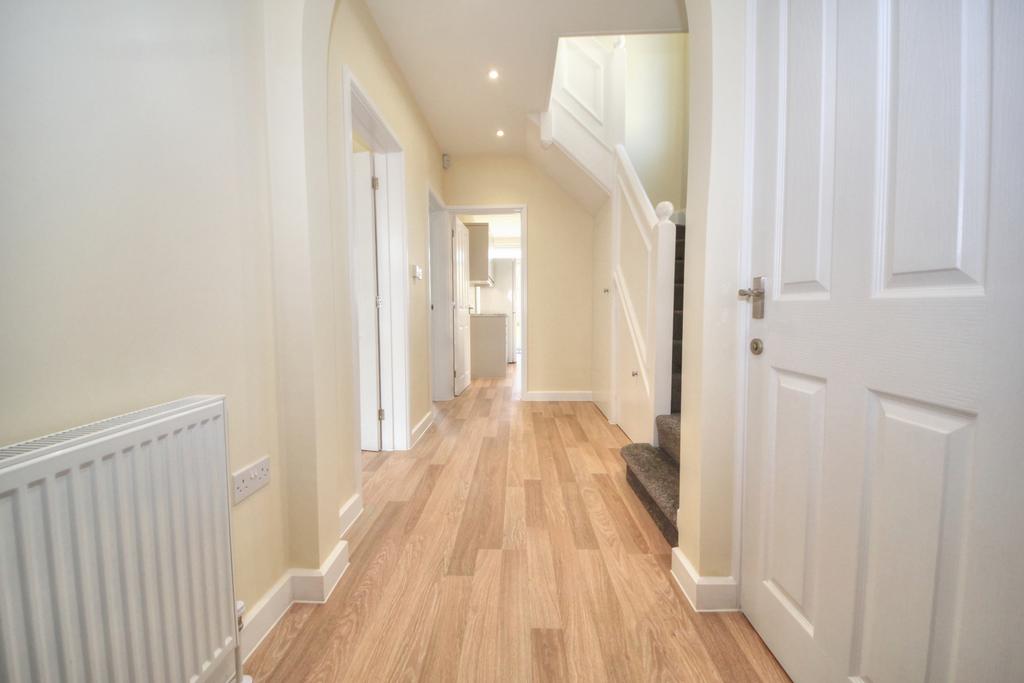 Stone Hall Road, Winchmore Hill, N21 3 bed semidetached house £2,750
