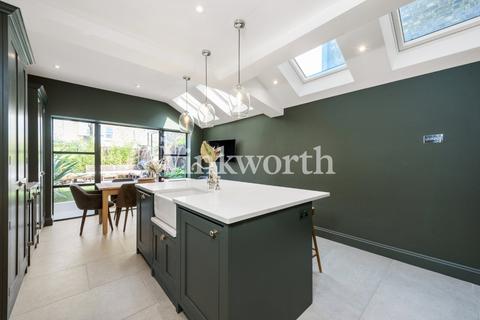 113 Roslyn Road, London, N15 5JB