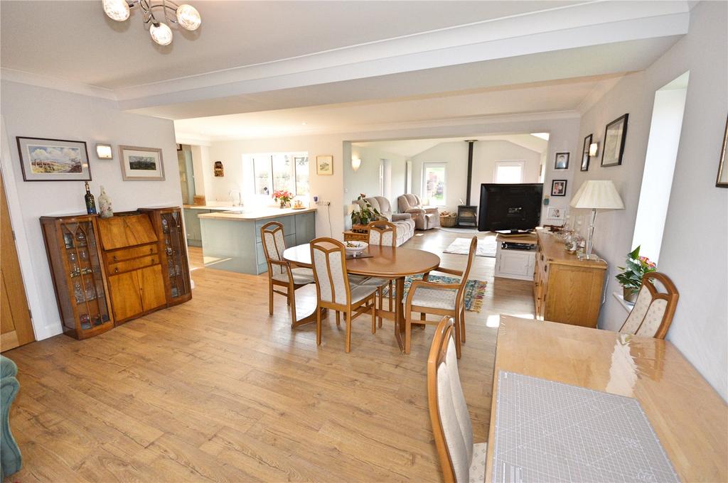 Court Close, Abermule, Montgomery, Powys, SY15 4 bed detached house £