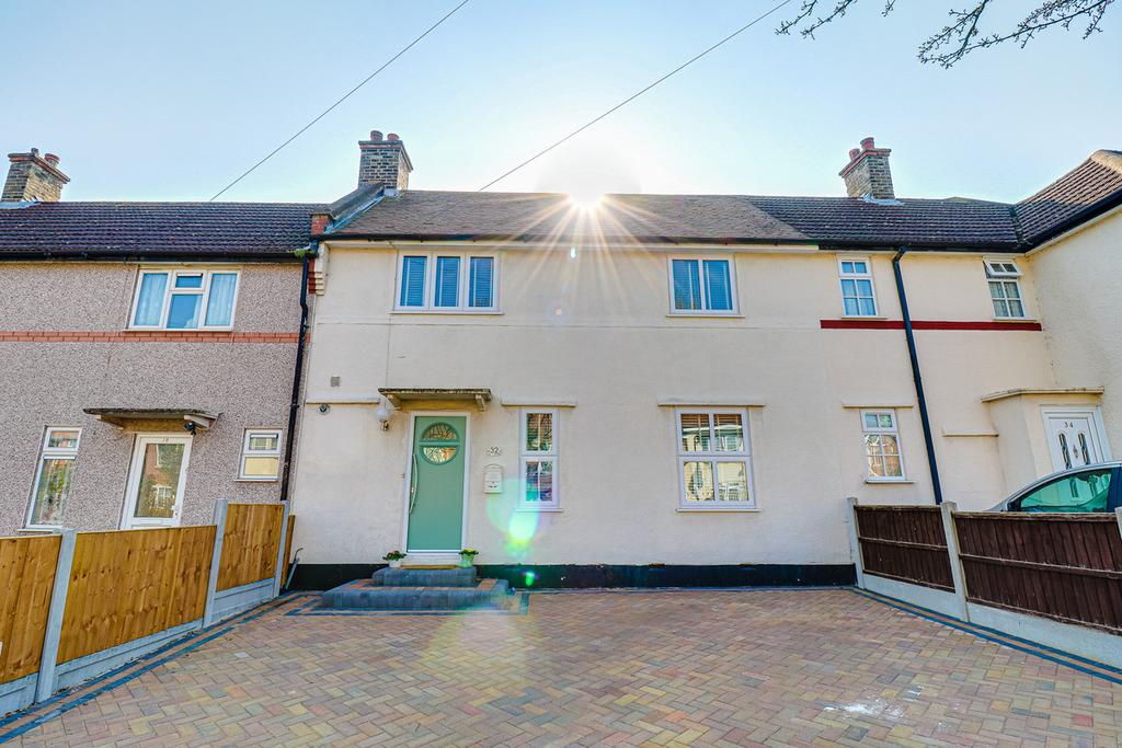 Manchester Drive, Leighonsea, SS9 3 bed terraced house for sale £350,000