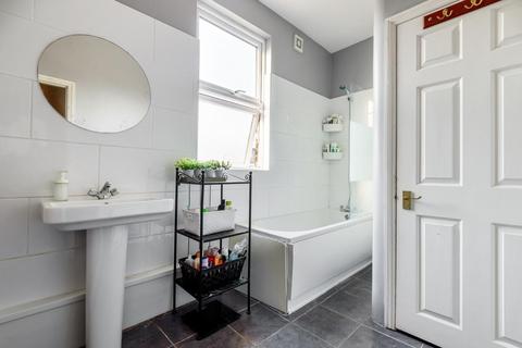 28b Bollo Bridge Road, London, W3 8AT