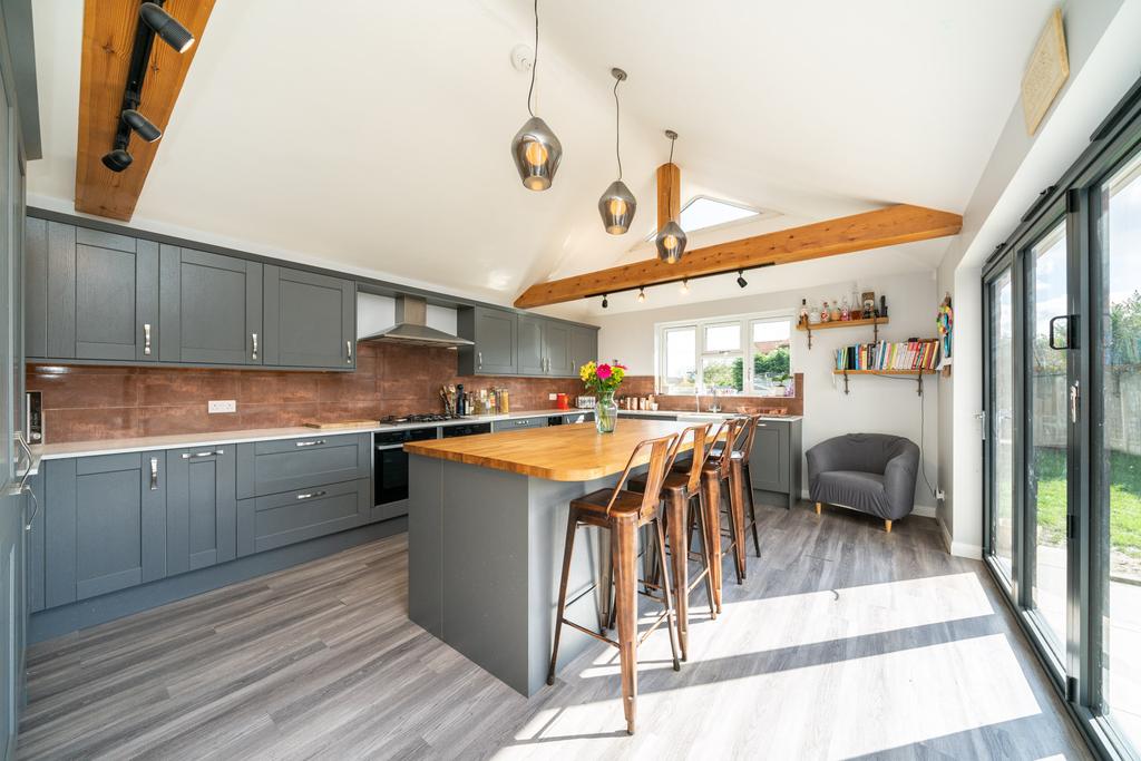Lyme Avenue, Northchurch HP4 5 bed semidetached house £850,000
