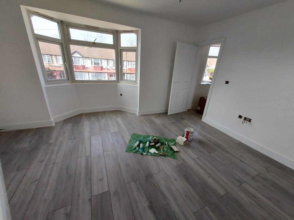 Richmond Crescent, N9 2 bed flat £1,350 pcm (£312 pw)