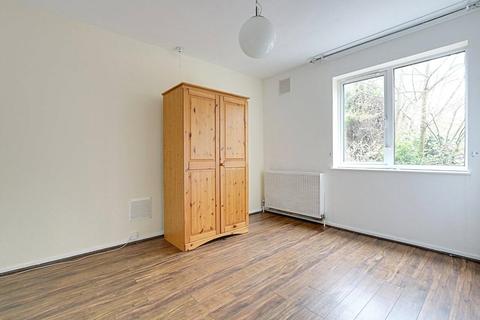 16 Standale Grove, Ruislip, HA4 7UB