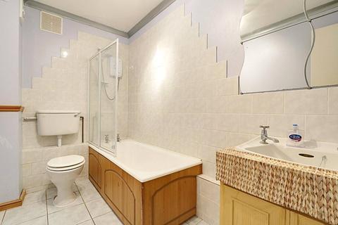 16 Standale Grove, Ruislip, HA4 7UB